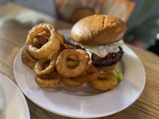 Bacon cheeseburger with onion rings