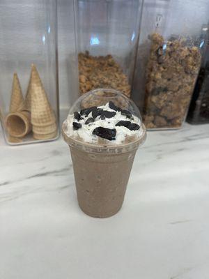 Creams-in-betweens milkshake with delicious chocolate sandwich cookie topping.