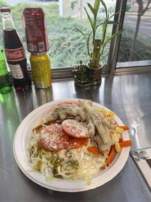 Tacos dorados con patas de pollo en vinagre