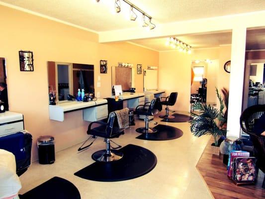 This is an amazing salon I'd recommend it to anyone go visit amazing change of hair studio there AMAZING !