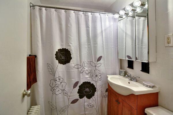 2 Bedrooms Bathroom