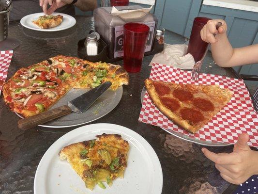 Small pizza half veggie half hamburger. In the side individual pepperoni slice.