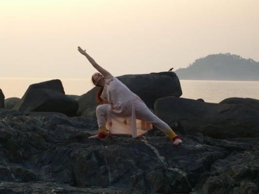 Parsvakonasana in Goa, India