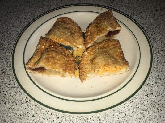 Guava con queso y pollo con queso empanadas