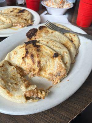 Revueltas Pupusa. (Queso y chicharron)