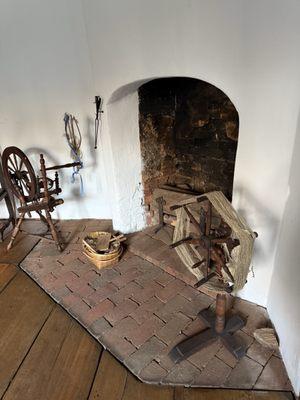 Spinning wheel at the fireplace