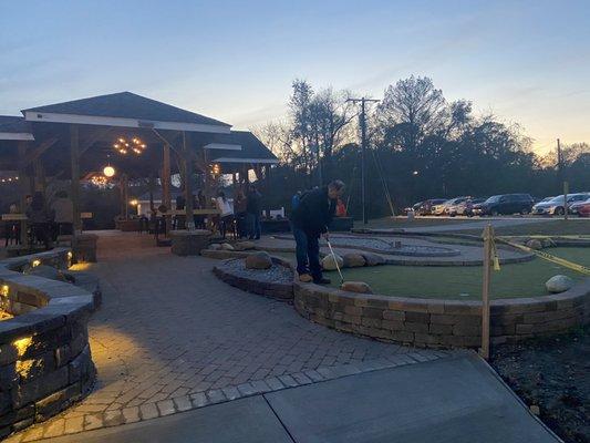 Putting green and outdoor area