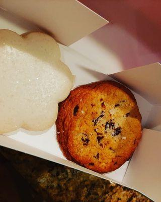 Sugar cookie and Chocolate chip cookie