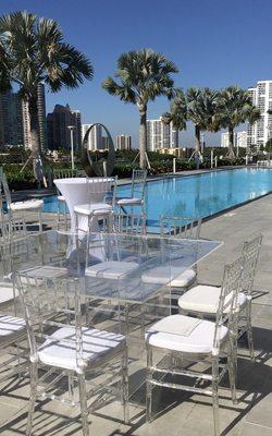 Celebracion en la piscina de un sofisticado condominio