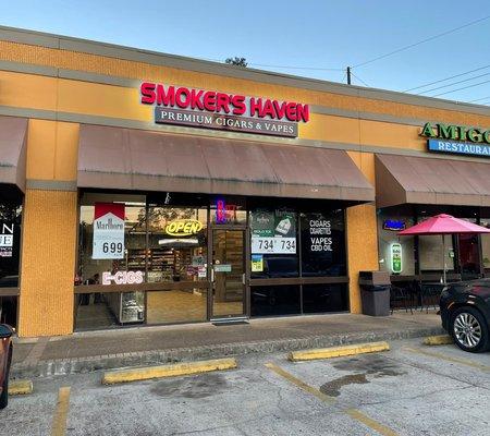 Smoke shop everything for smoke cigars and Cigarette and vape and Juices