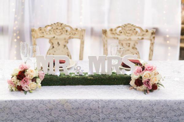 Bride's maid bouquets at sweetheart table