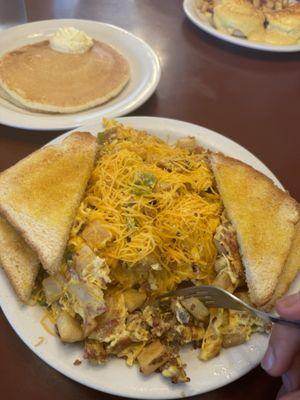 Potato's eggs veggies and toast