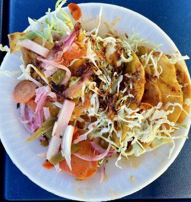 Tacos de papa, frijol y chicharrón