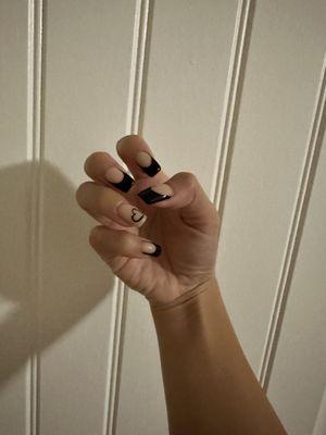 Manicure-dip with black French tip and art