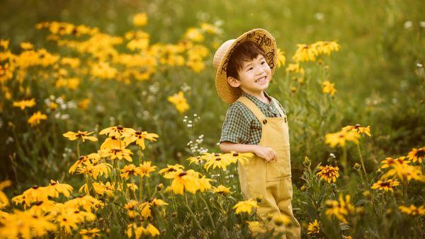 Step into the great outdoors with our outdoor session for children's photography.