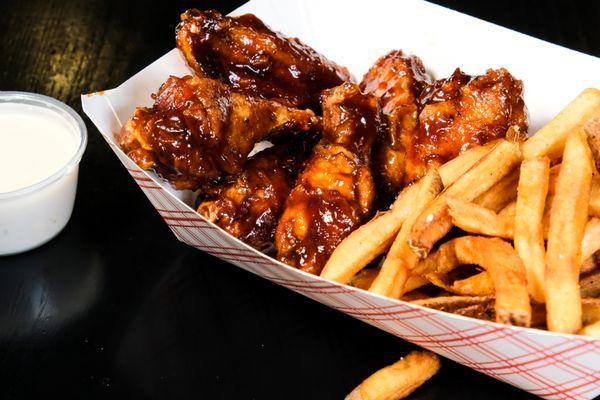 BBQ chicken wings with fries