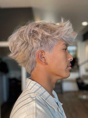 Transitioning black to bright blonde @tuanhairlab  * * * * * #hairlab #hairbytuan #slcutah #slchairstylist #slchair #slchairsalon