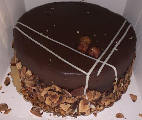 Hazelnut mousse cake: very reminiscent of Ferrero Rocher chocolate