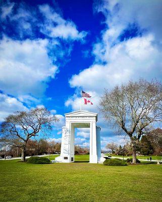 Views of the arch from the US side