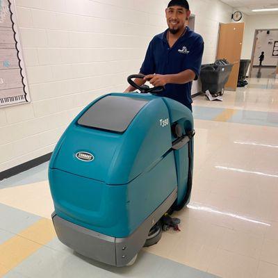 Cleaning auto scrubber for tile floors