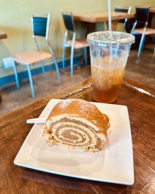 Mediano Iced Yerba Mate with Arollado de Dulce de Leche.