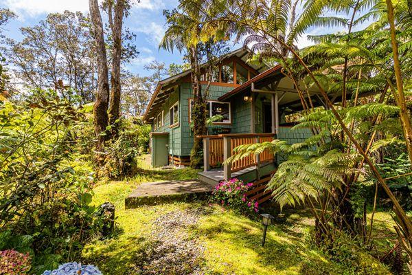 Volcano Kahaualea Cottage. Enjoy this Volcano retreat in the privacy of 3 acres of lush forest.