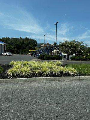 Entrance with no signs stating vacuums come with purchase of a car wash