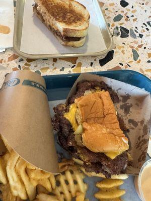 Burger/patty melt and fries