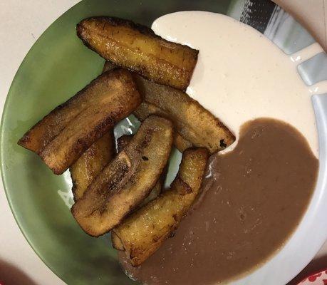 Platano Frito con Crema Frijoles (fried plantains with cream and beans)