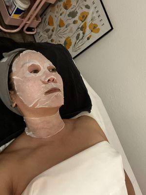 Moisturizing with a face mask at the end