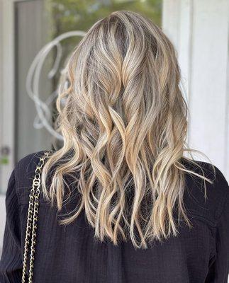 Dive into summer vibes with this gorgeous blonde style featuring beachy waves and sun-kissed highlights, capturing the essence of carefree b