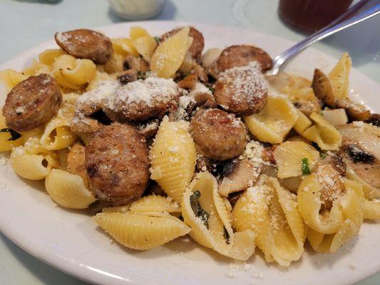 Shells with mushrooms and sausage.