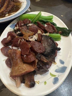 Toppings come off of the claypot and put on the side