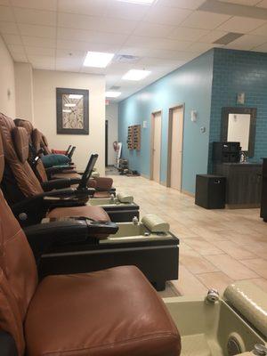 Didn't use the big "shower cap" like liners for the pedicure soaking basin, although the basins did seem clean.