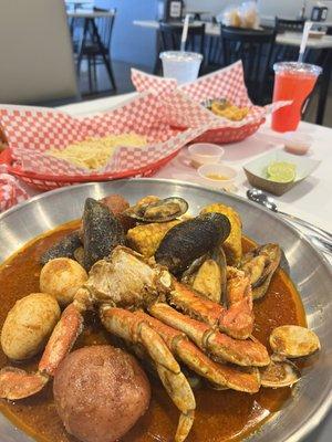 Singleness crab with black mussels