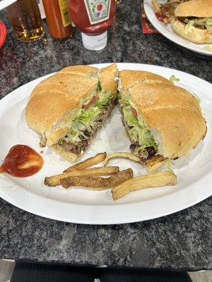 Torta Árabe (Shawarma) o más bien torta de cebolla.  La presentación es terrible, el sabor no está tan mal. 5 papas fritas y quemadas.