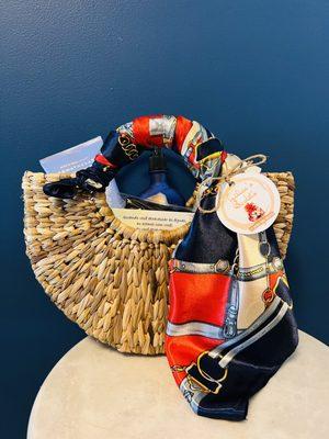 We can use this bag to make a breakfast basket or a happy hour baskets. Here you give 2 gifts in 1!!