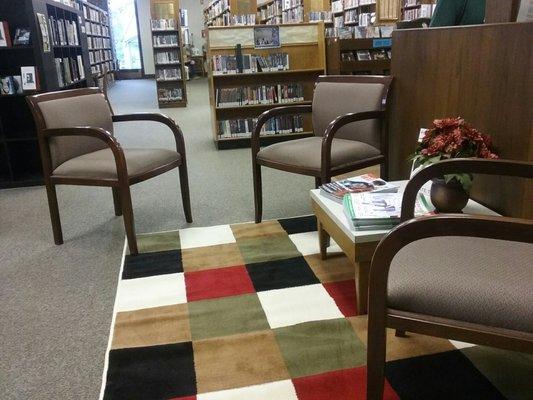 Small sitting area near computers.