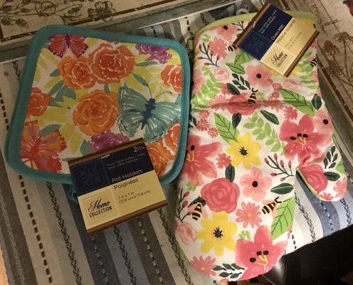 Home Collection: 2 pack pot holders and an oven mitt in beautiful spring colors I purchased, love the bees with the florals!