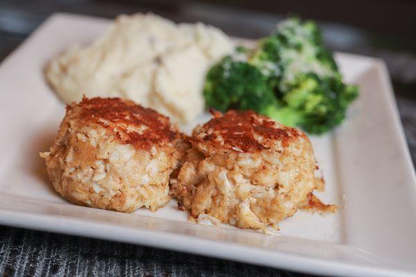 Crab cake dinner served with your choice of 2 sides and also includes choice of a cup of soup or dinner salad $18.99