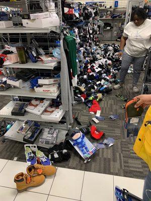 Men's socks are a disaster can't even get through with a cart