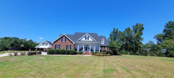 New roof just completed in Burgaw, NC. This is a GAF Charcoal colored shingle. This roof comes with a 50-year manufactures warranty.