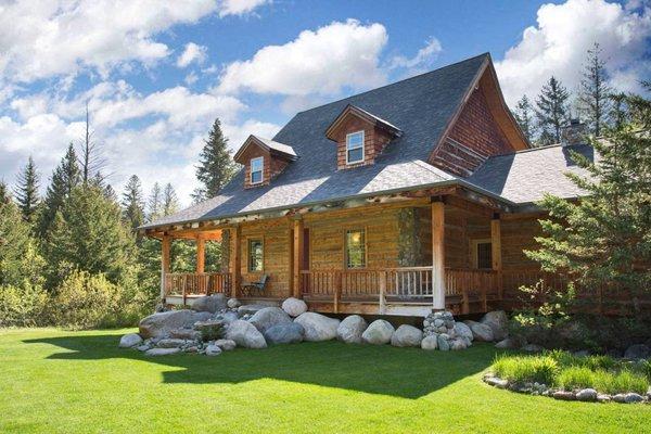 Custom 2-story cabin on the river's edge. 2400 s.f., sleeps up to 10.