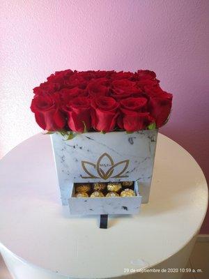 Elegante caja con rosas y chocolates