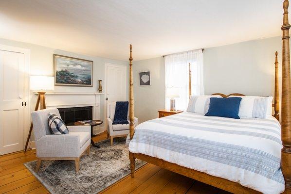 Harbormaster Quarters offers a spacious room with ocean views and a queen size bed, in addition to a spacious bathroom with Jacuzzi tub.