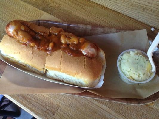 Cheddarwurst with baked beans and smoked ketchup