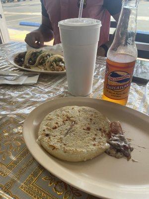 Pupusa de queso and beans