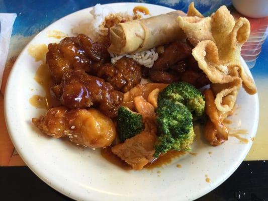 Spring roll-crab Rangoon-General Tsos-broccoli/chicken-spicy garlic chicken...they do have a lot of beef and seafood too!