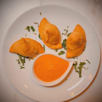 Butter chicken samosa