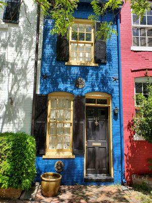 The "Spite House" is the narrowest home in America. At 7 feet wide and 25 feet deep, it has 325 square feet in 2 stories of living space.